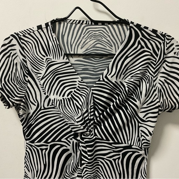 Striking Merona Black & White Cool Polyester Spandex Blend Short Sleeve Top! - Picture 9 of 13